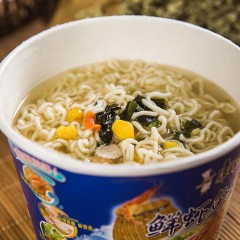 康师傅方便面食品鲜虾鱼板面101g桶装 มาม่าคัพ ตรา